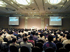 写真：約600名の来場者で満員の東京会場。